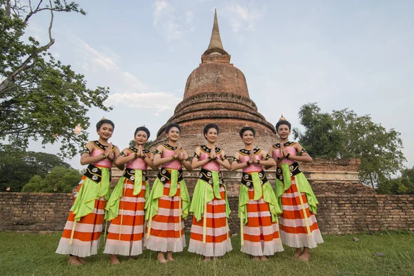 在泰国苏霍泰市苏霍泰市历史公园的Wat Mahathat前的Loy Krathong节上 传统的泰国人穿着泰国人服装 Sukhothai 2019年11月 — 图库照片