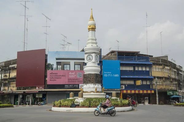 Tayland 'daki Provinz Sukhothai şehrinin şehir merkezindeki saat kulesi. Tayland, Sukhothai, Kasım 2019