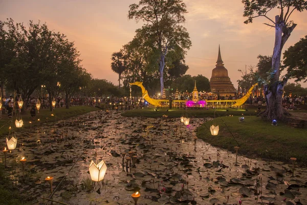 Geleneksel bir tekne ve Tayland 'daki Sukhothai Provinz Sukhothai' deki tarihi parktaki Loy Krathong Festivali 'nde bir tapınak stupası. Tayland, Sukhothai, Kasım 2019