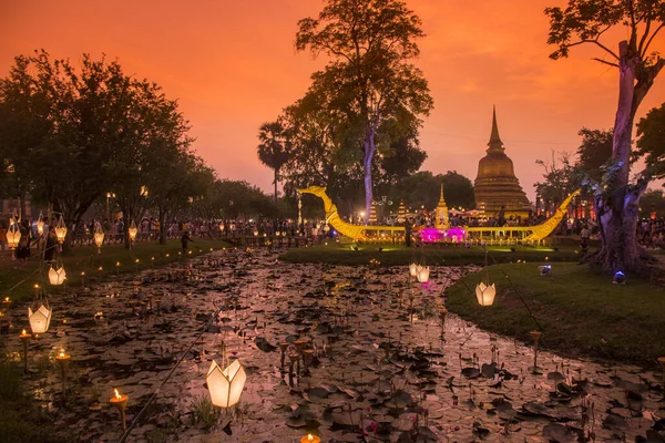 Geleneksel bir tekne ve Tayland 'daki Sukhothai Provinz Sukhothai' deki tarihi parktaki Loy Krathong Festivali 'nde bir tapınak stupası. Tayland, Sukhothai, Kasım 2019