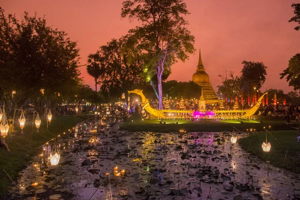 Geleneksel bir tekne ve Tayland 'daki Sukhothai Provinz Sukhothai' deki tarihi parktaki Loy Krathong Festivali 'nde bir tapınak stupası. Tayland, Sukhothai, Kasım 2019
