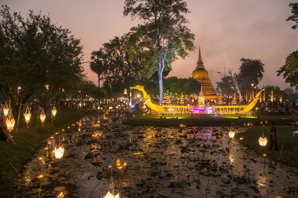 Geleneksel bir tekne ve Tayland 'daki Sukhothai Provinz Sukhothai' deki tarihi parktaki Loy Krathong Festivali 'nde bir tapınak stupası. Tayland, Sukhothai, Kasım 2019