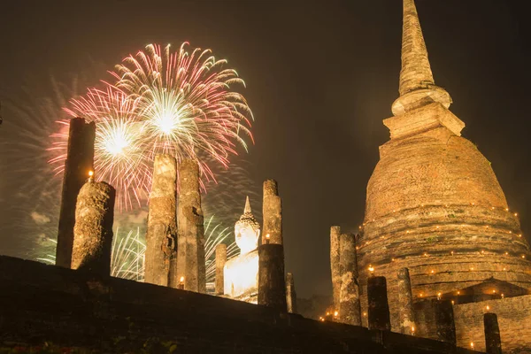 Πυροτέχνημα Στο Φεστιβάλ Loy Krathong Στο Ναό Wat Στο Ιστορικό — Φωτογραφία Αρχείου