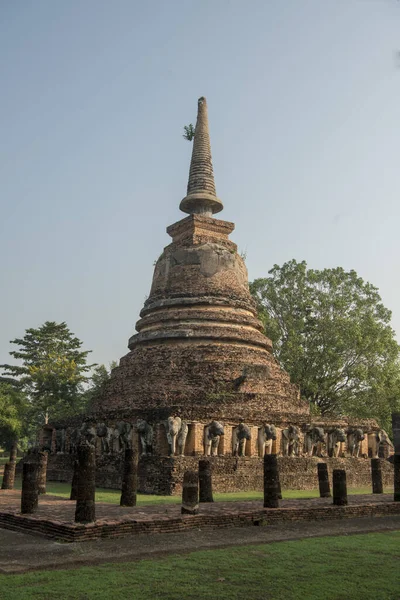 Tayland 'ın Provinz Sukhothai kentindeki Sukhothai' deki tarihi parktaki Wat Chang Lom Tapınağı. Tayland, Sukhothai, Kasım 2019