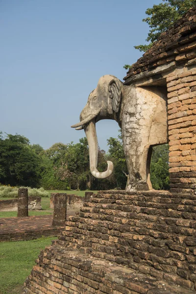 Tayland 'ın Provinz Sukhothai kentindeki Sukhothai' deki tarihi parktaki Wat Chang Lom Tapınağı. Tayland, Sukhothai, Kasım 2019