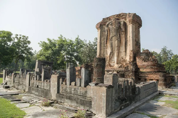 Tayland 'ın Provinz Sukhothai kentindeki Sukhothai' deki tarihi parktaki Wat Chetupon. Tayland, Sukhothai, Kasım 2019