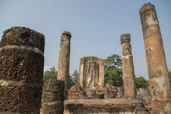 Tayland 'ın Provinz Sukhothai kentindeki Sukhothai' deki tarihi parktaki Wat Chetupon. Tayland, Sukhothai, Kasım 2019