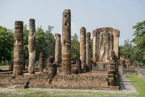 Tayland 'ın Provinz Sukhothai kentindeki Sukhothai' deki tarihi parktaki Wat Chetupon. Tayland, Sukhothai, Kasım 2019