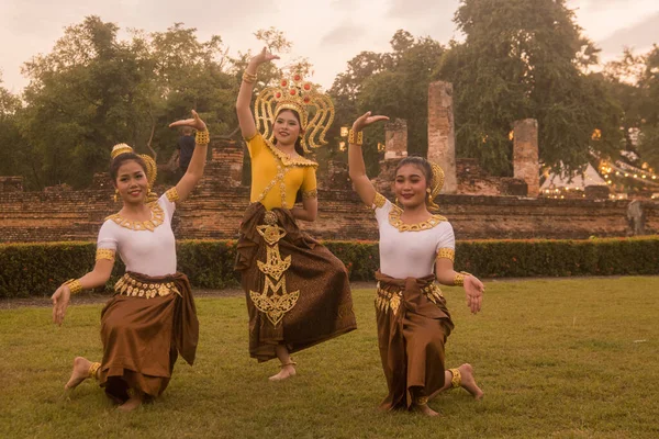 Tradizionale Popolo Tailandese Dresst Loy Krathong Festival Fronte Wat Mahathat — Foto Stock