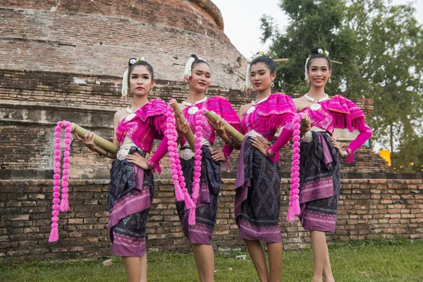 Tradicional Dresst Thai Personas Festival Loy Krathong Frente Wat Mahathat —  Fotos de Stock
