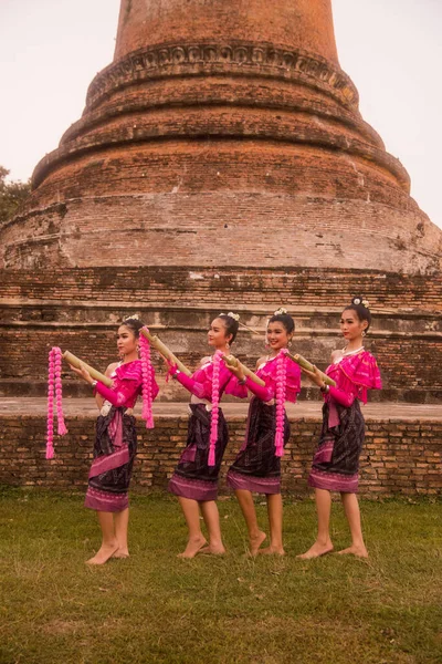 在泰国苏霍泰市苏霍泰市历史公园的Wat Mahathat前的Loy Krathong节上 传统的泰国人穿着泰国人服装 Sukhothai 2019年11月 — 图库照片