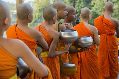 Tayland 'ın Provinz Sukhothai kentindeki Sukhothai Tarihi Parkı' nda düzenlenen Loy Krathong Festivali 'nde Budizm Keşiş töreni. Tayland, Sukhothai, Kasım 2019