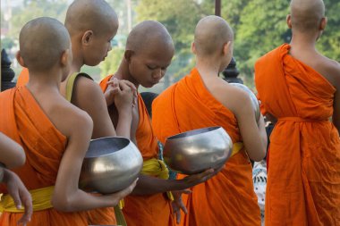Tayland 'ın Provinz Sukhothai kentindeki Sukhothai Tarihi Parkı' nda düzenlenen Loy Krathong Festivali 'nde Budizm Keşiş töreni. Tayland, Sukhothai, Kasım 2019