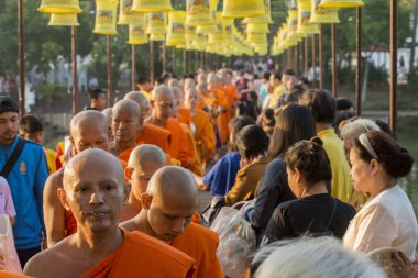 Tayland 'ın Provinz Sukhothai kentindeki Sukhothai Tarihi Parkı' nda düzenlenen Loy Krathong Festivali 'nde Budizm Keşiş töreni. Tayland, Sukhothai, Kasım 2019
