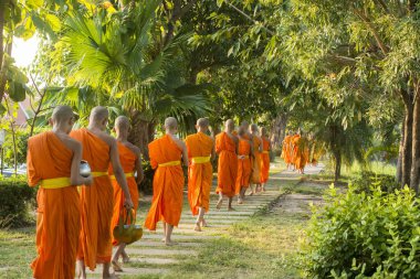 Tayland 'ın Provinz Sukhothai kentindeki Sukhothai Tarihi Parkı' nda düzenlenen Loy Krathong Festivali 'nde Budizm Keşiş töreni. Tayland, Sukhothai, Kasım 2019