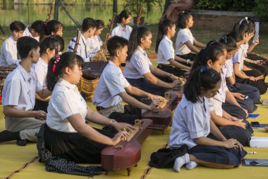 Tayland 'ın Provinz Sukhothai kentindeki Sukhothai' deki tarihi parktaki Loy Krathong Festivali 'nde geleneksel Thai müziği. Tayland, Sukhothai, Kasım 2019