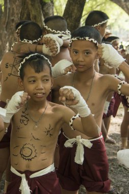 Tayland 'ın Provinz Sukhothai kentindeki Sukhothai' deki tarihi parktaki Loy Krathong Festivali 'nde Muay Thai boksörleri. Tayland, Sukhothai, Kasım 2019