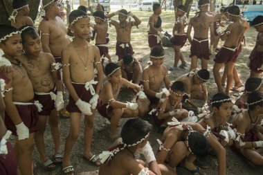 Tayland 'ın Provinz Sukhothai kentindeki Sukhothai' deki tarihi parktaki Loy Krathong Festivali 'nde Muay Thai boksörleri. Tayland, Sukhothai, Kasım 2019