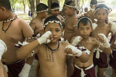 Tayland 'ın Provinz Sukhothai kentindeki Sukhothai' deki tarihi parktaki Loy Krathong Festivali 'nde Muay Thai boksörleri. Tayland, Sukhothai, Kasım 2019