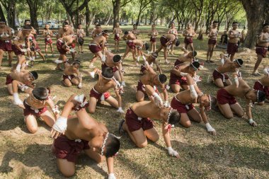 Tayland 'ın Provinz Sukhothai kentindeki Sukhothai' deki tarihi parktaki Loy Krathong Festivali 'nde Muay Thai boksörleri. Tayland, Sukhothai, Kasım 2019