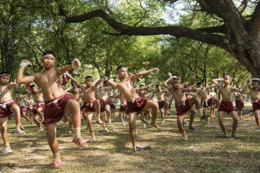Tayland 'ın Provinz Sukhothai kentindeki Sukhothai' deki tarihi parktaki Loy Krathong Festivali 'nde Muay Thai boksörleri. Tayland, Sukhothai, Kasım 2019