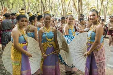 Tayland 'ın Provinz Sukhothai kentindeki Sukhothai' deki Tarihi Park 'ta düzenlenen Loy Krathong Festivali' nde geleneksel kostümlü insanlar. Tayland, Sukhothai, Kasım 2019