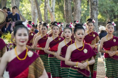 Tayland 'ın Provinz Sukhothai kentindeki Sukhothai' deki Tarihi Park 'ta düzenlenen Loy Krathong Festivali' nde geleneksel kostümlü insanlar. Tayland, Sukhothai, Kasım 2019