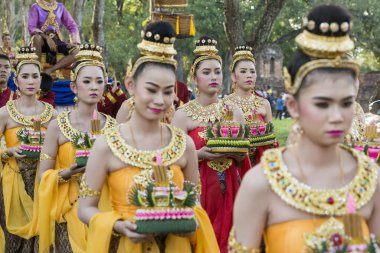 Tayland 'ın Provinz Sukhothai kentindeki Sukhothai' deki Tarihi Park 'ta düzenlenen Loy Krathong Festivali' nde geleneksel kostümlü insanlar. Tayland, Sukhothai, Kasım 2019