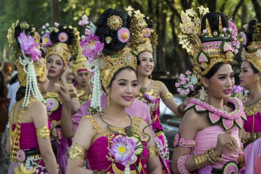 Tayland 'ın Provinz Sukhothai kentindeki Sukhothai' deki Tarihi Park 'ta düzenlenen Loy Krathong Festivali' nde geleneksel kostümlü insanlar. Tayland, Sukhothai, Kasım 2019