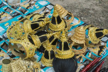 Tayland 'ın Provinz Sukhothai kentindeki Sukhothai' deki tarihi parktaki Loy Krathong Festivali 'nde geleneksel elbise. Tayland, Sukhothai, Kasım 2019