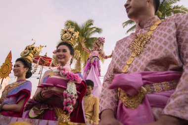 Tayland 'ın Provinz Sukhothai kentindeki Sukhothai' deki Tarihi Park 'ta düzenlenen Loy Krathong Festivali' nde geleneksel kostümlü insanlar. Tayland, Sukhothai, Kasım 2019