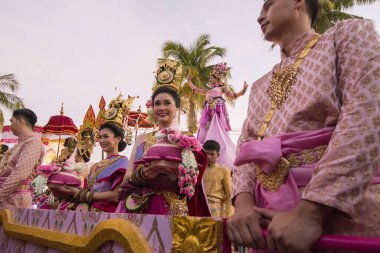 Tayland 'ın Provinz Sukhothai kentindeki Sukhothai' deki Tarihi Park 'ta düzenlenen Loy Krathong Festivali' nde geleneksel kostümlü insanlar. Tayland, Sukhothai, Kasım 2019