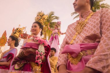Tayland 'ın Provinz Sukhothai kentindeki Sukhothai' deki Tarihi Park 'ta düzenlenen Loy Krathong Festivali' nde geleneksel kostümlü insanlar. Tayland, Sukhothai, Kasım 2019