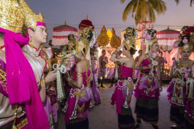 Tayland 'ın Provinz Sukhothai kentindeki Sukhothai' deki Tarihi Park 'ta düzenlenen Loy Krathong Festivali' nde geleneksel kostümlü insanlar. Tayland, Sukhothai, Kasım 2019