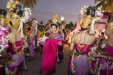 Tayland 'ın Provinz Sukhothai kentindeki Sukhothai' deki Tarihi Park 'ta düzenlenen Loy Krathong Festivali' nde geleneksel kostümlü insanlar. Tayland, Sukhothai, Kasım 2019