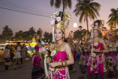 Tayland 'ın Provinz Sukhothai kentindeki Sukhothai' deki Tarihi Park 'ta düzenlenen Loy Krathong Festivali' nde geleneksel kostümlü insanlar. Tayland, Sukhothai, Kasım 2019