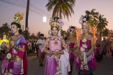 Tayland 'ın Provinz Sukhothai kentindeki Sukhothai' deki Tarihi Park 'ta düzenlenen Loy Krathong Festivali' nde geleneksel kostümlü insanlar. Tayland, Sukhothai, Kasım 2019