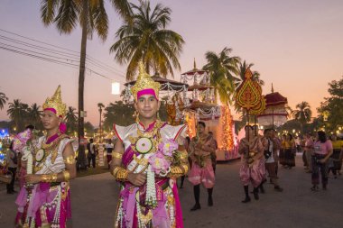 Tayland 'ın Provinz Sukhothai kentindeki Sukhothai' deki Tarihi Park 'ta düzenlenen Loy Krathong Festivali' nde geleneksel kostümlü insanlar. Tayland, Sukhothai, Kasım 2019