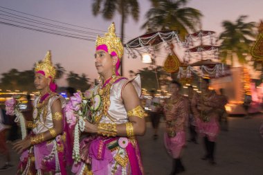 Tayland 'ın Provinz Sukhothai kentindeki Sukhothai' deki Tarihi Park 'ta düzenlenen Loy Krathong Festivali' nde geleneksel kostümlü insanlar. Tayland, Sukhothai, Kasım 2019
