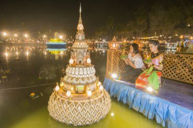 Tayland 'ın Provinz Sukhothai kentindeki Sukhothai' deki tarihi parktaki Loy Krathong Festivali 'nde bir Krathong. Tayland, Sukhothai, Kasım 2019