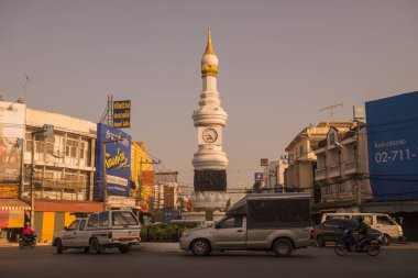 Tayland 'daki Provinz Sukhothai şehrinin şehir merkezindeki saat kulesi. Tayland, Sukhothai, Kasım 2019