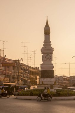 Tayland 'daki Provinz Sukhothai şehrinin şehir merkezindeki saat kulesi. Tayland, Sukhothai, Kasım 2019