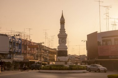 Tayland 'daki Provinz Sukhothai şehrinin şehir merkezindeki saat kulesi. Tayland, Sukhothai, Kasım 2019