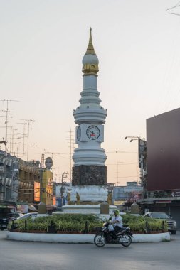 Tayland 'daki Provinz Sukhothai şehrinin şehir merkezindeki saat kulesi. Tayland, Sukhothai, Kasım 2019