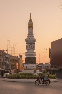 Tayland 'daki Provinz Sukhothai şehrinin şehir merkezindeki saat kulesi. Tayland, Sukhothai, Kasım 2019