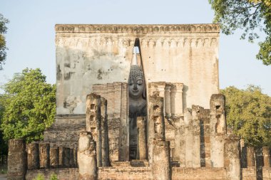 Buda 'nın Wat Si Chum' daki tarihi parktaki Provinz Sukhothai, Tayland 'da. Tayland, Sukhothai, Kasım 2019