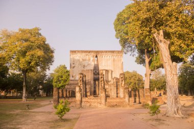 Buda 'nın Wat Si Chum' daki tarihi parktaki Provinz Sukhothai, Tayland 'da. Tayland, Sukhothai, Kasım 2019