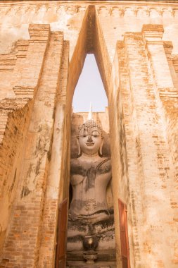 Buda 'nın Wat Si Chum' daki tarihi parktaki Provinz Sukhothai, Tayland 'da. Tayland, Sukhothai, Kasım 2019