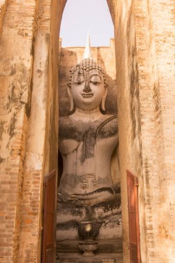 Buda 'nın Wat Si Chum' daki tarihi parktaki Provinz Sukhothai, Tayland 'da. Tayland, Sukhothai, Kasım 2019