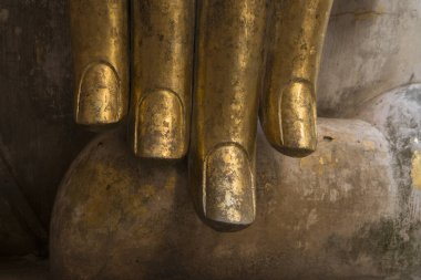 Buda 'nın Wat Si Chum' daki tarihi parktaki Provinz Sukhothai, Tayland 'da. Tayland, Sukhothai, Kasım 2019